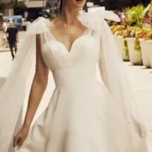 Letisztult, elegáns, minimál stílusú, A vonalú szatén menyasszonyi ruha szív alakú kivágással és báájos tüll vállpánttal. Style: Morilee - Joelle Közelről