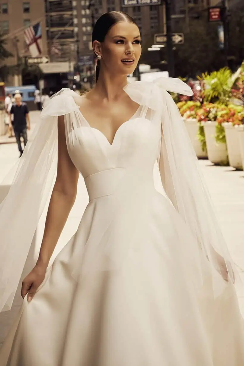 Letisztult, elegáns, minimál stílusú, A vonalú szatén menyasszonyi ruha szív alakú kivágással és báájos tüll vállpánttal. Style: Morilee - Joelle Közelről