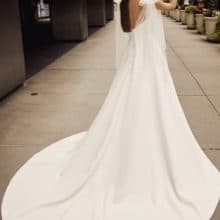 Letisztult, elegáns, minimál stílusú, A vonalú szatén menyasszonyi ruha szív alakú kivágással és báájos tüll vállpánttal. Style: Morilee - Joelle Hátulról