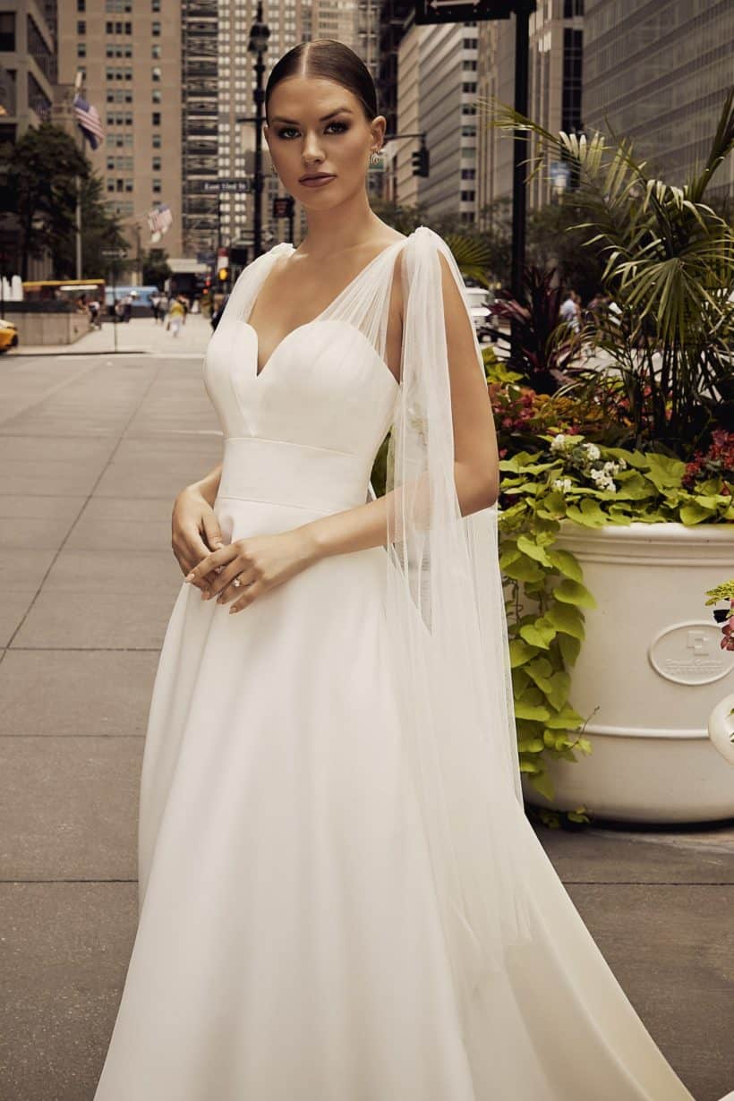 Letisztult, elegáns, minimál stílusú, A vonalú szatén menyasszonyi ruha szív alakú kivágással és báájos tüll vállpánttal. Style: Morilee - Joelle oldalról