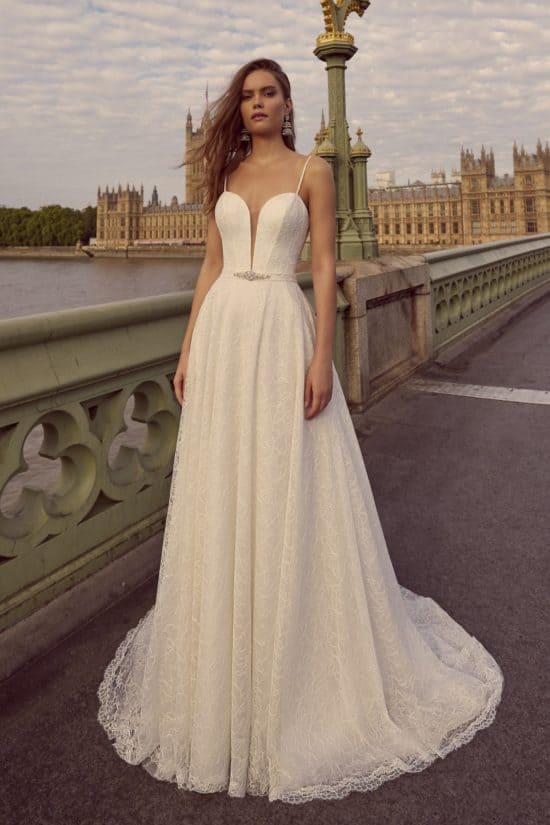 Letisztult elegancia csillogással. Elegáns, A vonalú csipkeruha a Ronald Joyce kollekciónkból. Style: Kendall