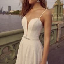 Letisztult elegancia csillogással. Elegáns, A vonalú csipkeruha a Ronald Joyce kollekciónkból. Style: Kendall Közelről