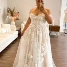 Bohém és romantikus, hercegnős, a-vonalú, csipke menyasszonyi ruha a Madi Lane Curve kollekciónkból. Style: Elora Ruhapróba