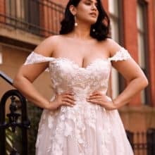Bohém és romantikus, hercegnős, a-vonalú, csipke menyasszonyi ruha a Madi Lane Curve kollekciónkból. Style: Elora Közelről