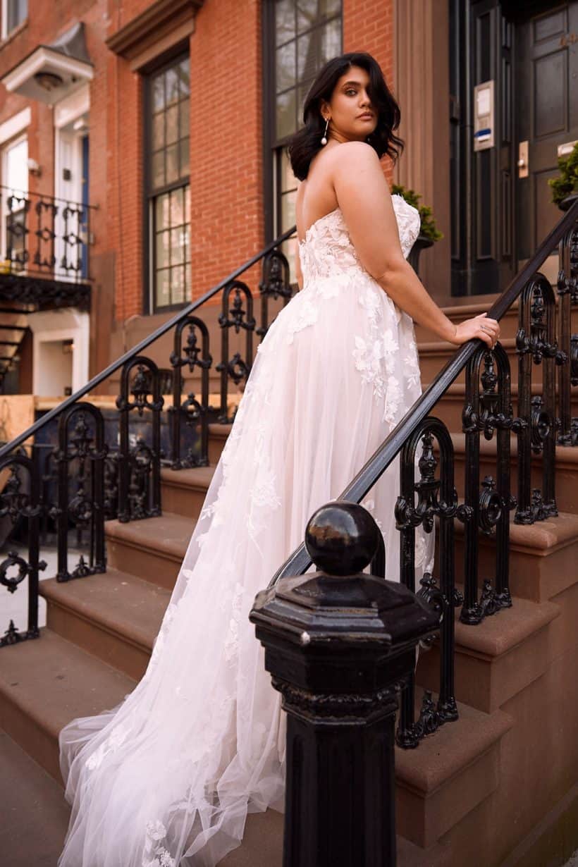 Bohém és romantikus, hercegnős, a-vonalú, csipke menyasszonyi ruha a Madi Lane Curve kollekciónkból. Style: Elora Hátulról