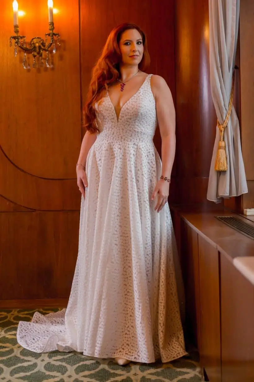 Plus size esküvői ruha a Madi Lane kínálatában. Elegáns, A vonalú, vállpántos modell érdekes, nyomott mintás anyagból. Style: Clara