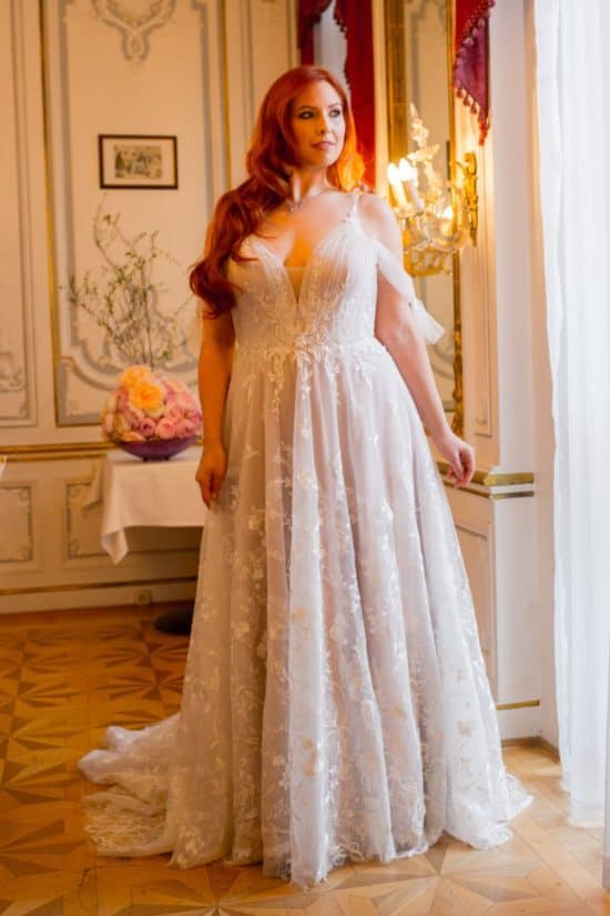 Bohó, vintage stílusú, A vonalú, ejtett vállú csipke menyasszonyi ruha nagy méretben. Style: Madi Lane "Calissa"
