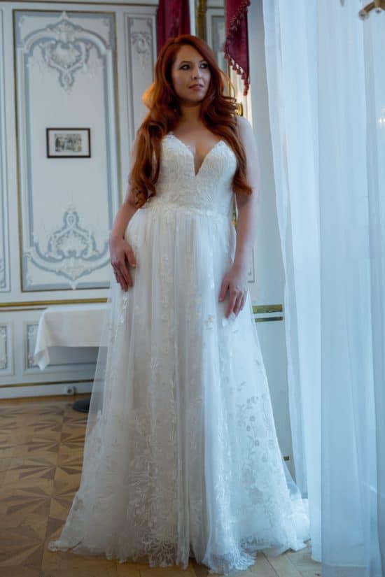 Teltkarcsú menyasszonyoknak ajánljuk ezt az A vonalú, csipke esküvői ruhát Madi Lane kollekcióból. Style: Harper Greenery esküvőkre kitűnő választás!