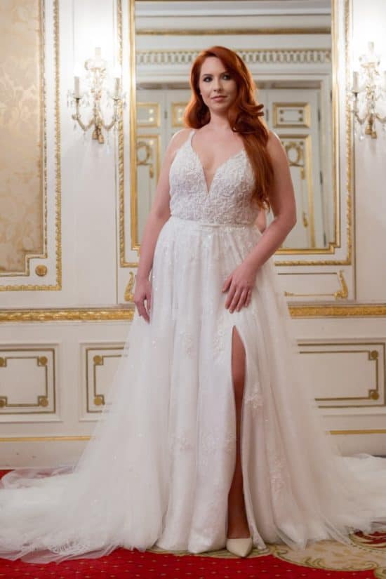 Nagyméretű esküvői ruha a Morilee kínálatában. Csodaszép, elöl sliccelt, A vonalú, csipke menyasszonyi ruha molett aráknak! Style: Elsa