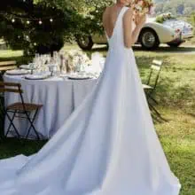 Letisztult, elegáns, minimál stílusú, A vonalú, vállpántos mikádó menyasszonyi ruha. Style: Ronald Joyce: Gaenor Hátulról