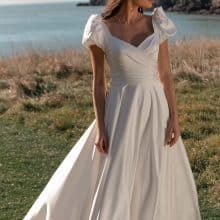 Visszafogott esküvői ruha szaténból