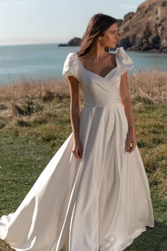 Visszafogott esküvői ruha szaténból