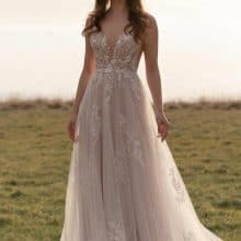 A-vonalú csipkés menyasszonyi ruha. Madi Lane "Kara"