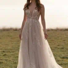 A-vonalú csipkés menyasszonyi ruha. Madi Lane "Kara"