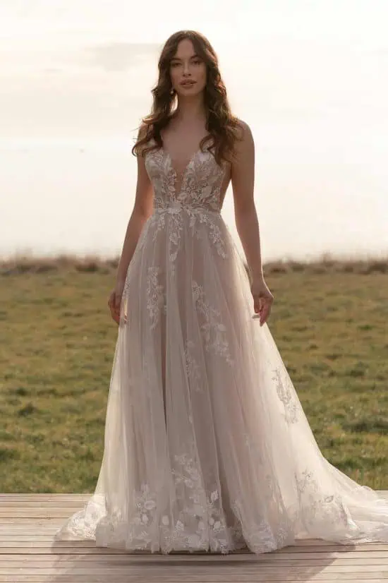 A-vonalú csipkés menyasszonyi ruha. Madi Lane "Kara"
