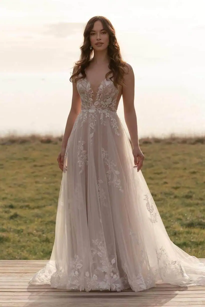 A-vonalú csipkés menyasszonyi ruha. Madi Lane "Kara"