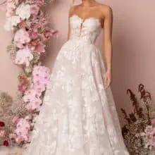 Vállpánt nélküli, hercegnős, csipke esküvői ruha szív alakú dekoltázzsal. Style: Madi Lane "Kyann"