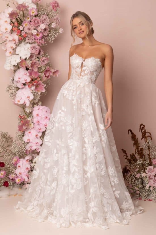 Vállpánt nélküli, hercegnős, csipke esküvői ruha szív alakú dekoltázzsal. Style: Madi Lane "Kyann"