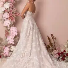Vállpánt nélküli, hercegnős, csipke esküvői ruha szív alakú dekoltázzsal. Style: Madi Lane "Kyann" Hátulról