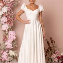 Visszafogott, elegáns, rövid ujjú, A vonalú, szatén menyasszonyi ruha. Style: Madi Lane "Kallan"