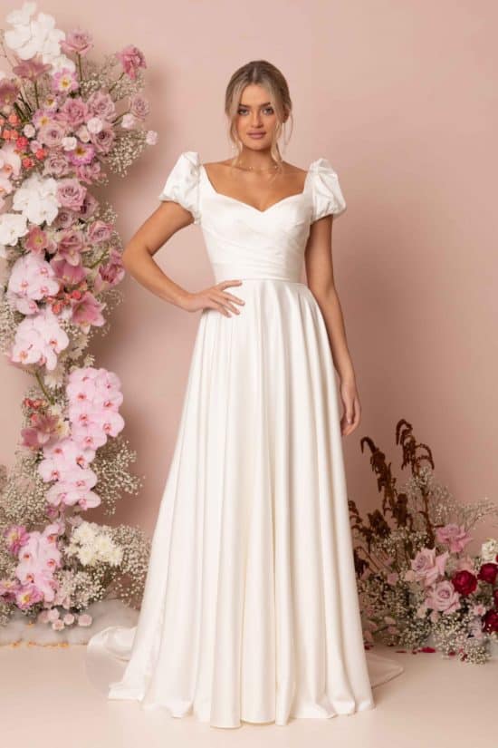 Visszafogott, elegáns, rövid ujjú, A vonalú, szatén menyasszonyi ruha. Style: Madi Lane "Kallan"
