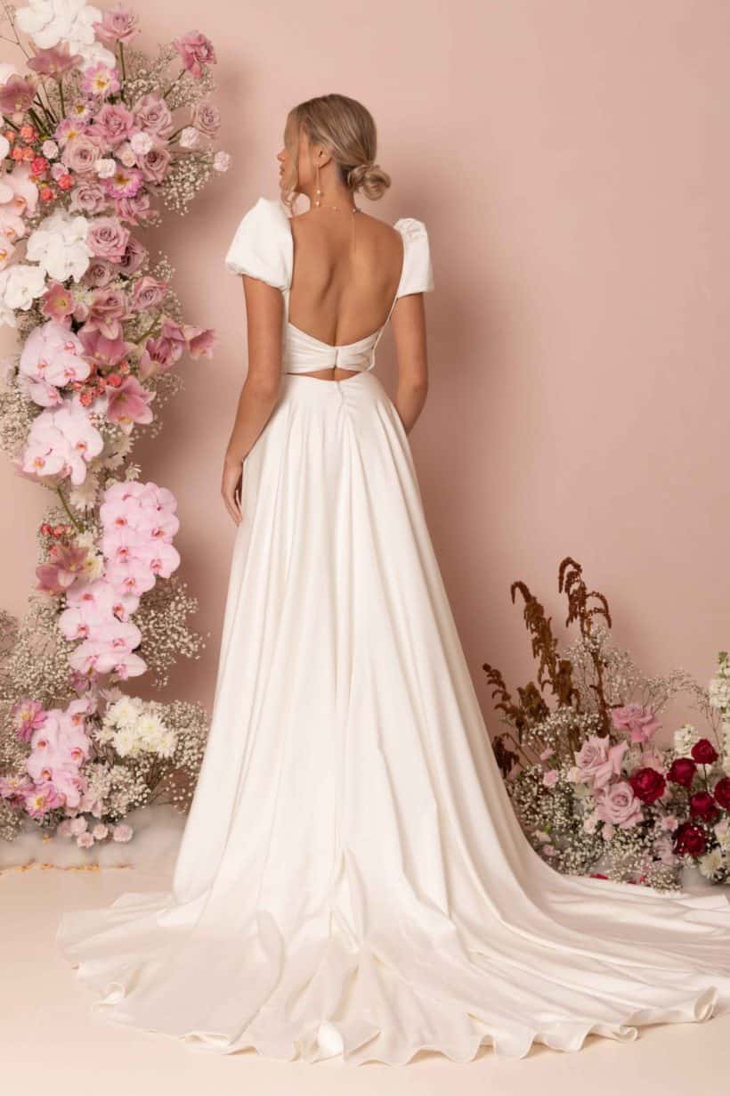 Visszafogott, elegáns, rövid ujjú, A vonalú, szatén menyasszonyi ruha. Style: Madi Lane "Kallan" Termékfotó háutolról