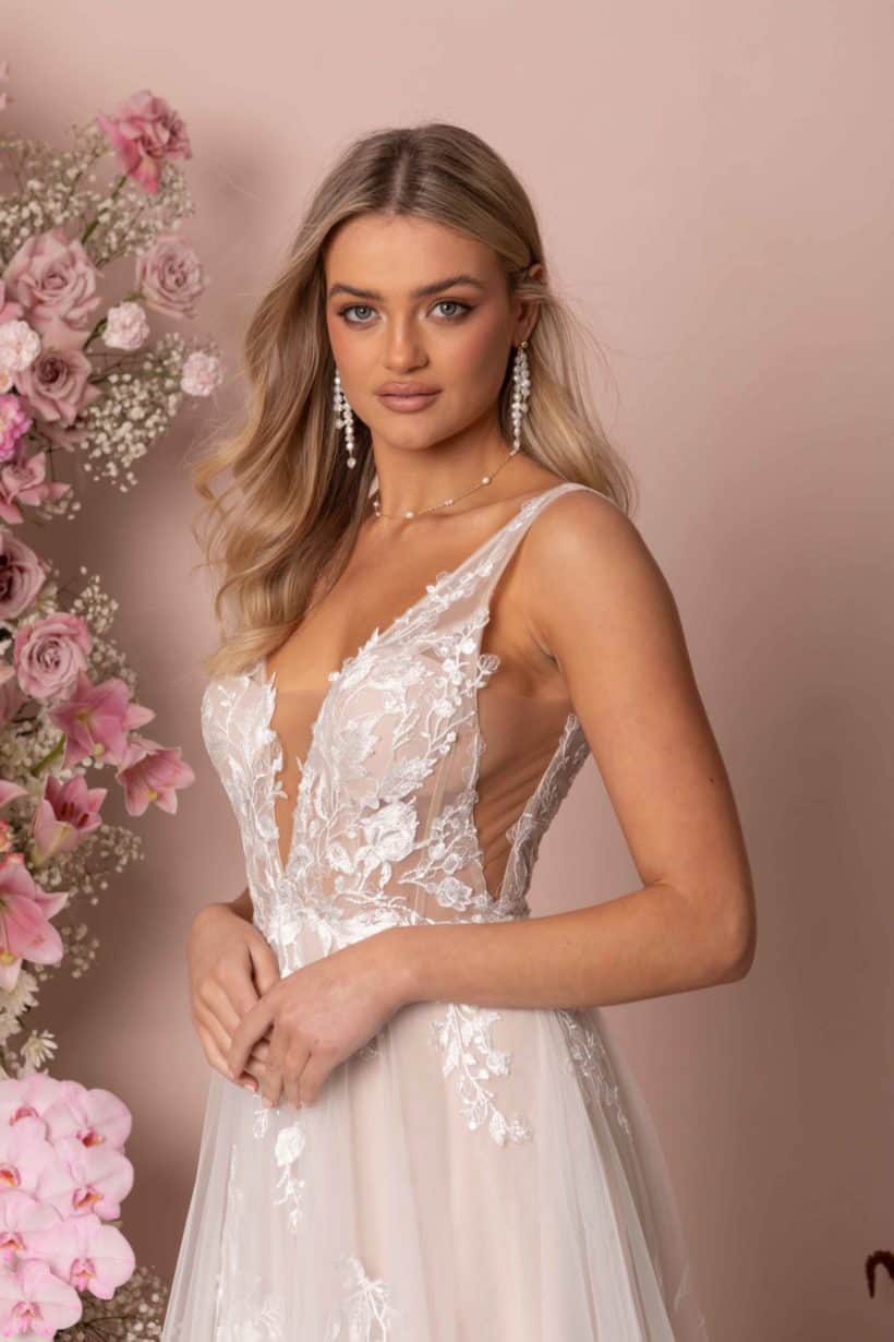 Romantikus, érzéki, szexi esküvői ruha csodálalatos csipke anyagból, illúzió bodyval. Style: Madi Lane "Kara" Termékkép közelről
