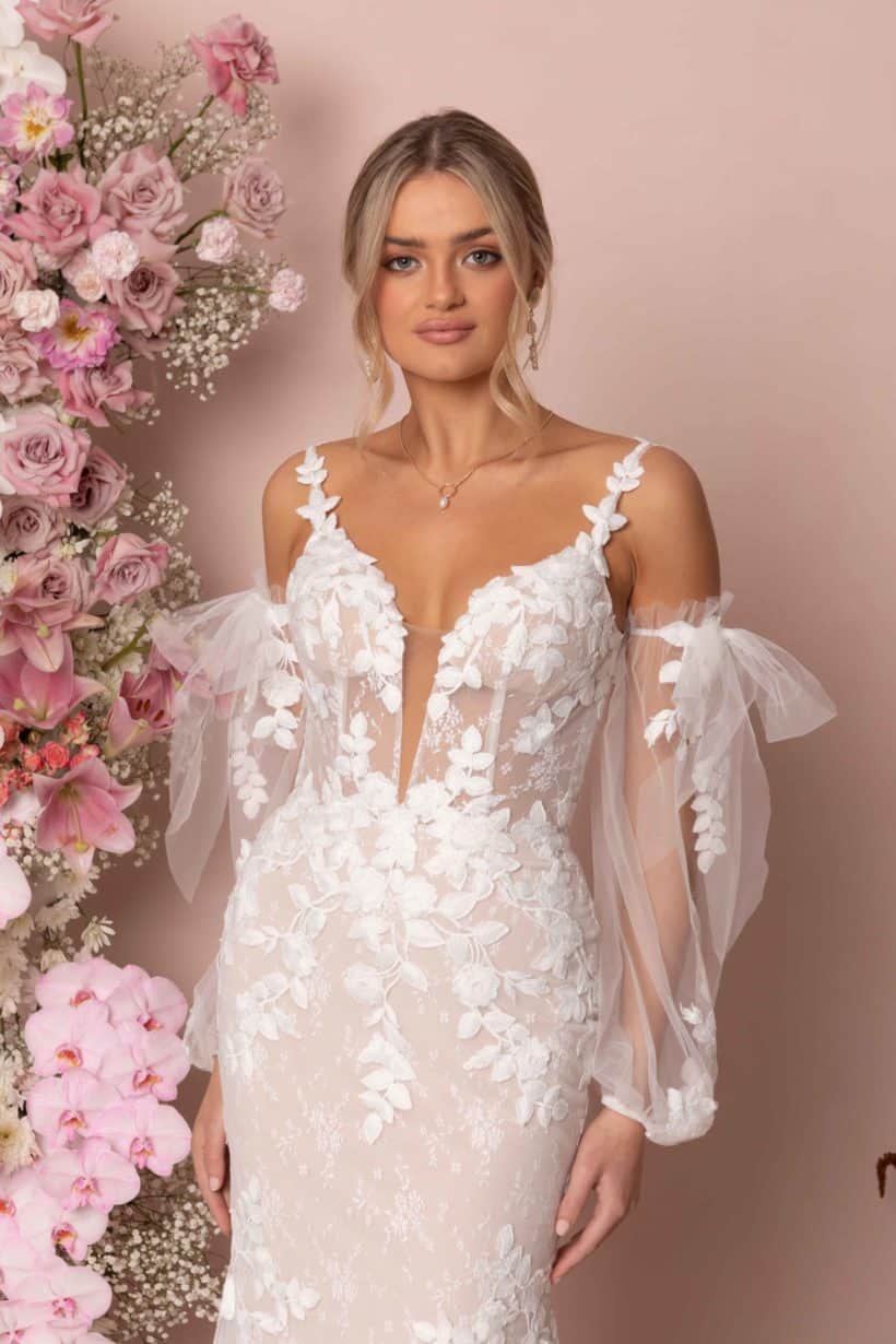 Szűk A vonalú, vállpántos, csipke esküvői ruha romantikus ujjakkal. Style: Madi Lane "Karis" Közelről 1