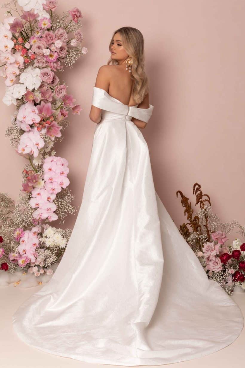 Letisztult, egyszerű, sima, A vonalú menyasszonyi ruha lecsatolható karpánttal. Style: Madi Lane "Keaton" Termékkép hátulról