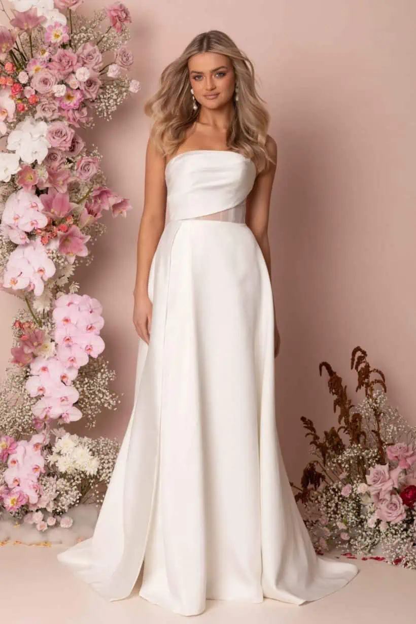 Vagány, modern,, különleges esküvői ruha a Madi Lane kollekcióból. Asszimetrikus, félvállas, A vonalú modell magasan sliccelt szoknyával. Style: Kinsley Termékfotó