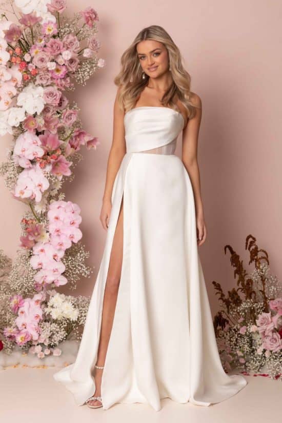 Különleges, modern, vagány A vonalú menyasszonyi ruha magasan sliccelt szoknyával és asszimetrikus, levehető vállpánttal. Style: Madi Lane "Kinsley"