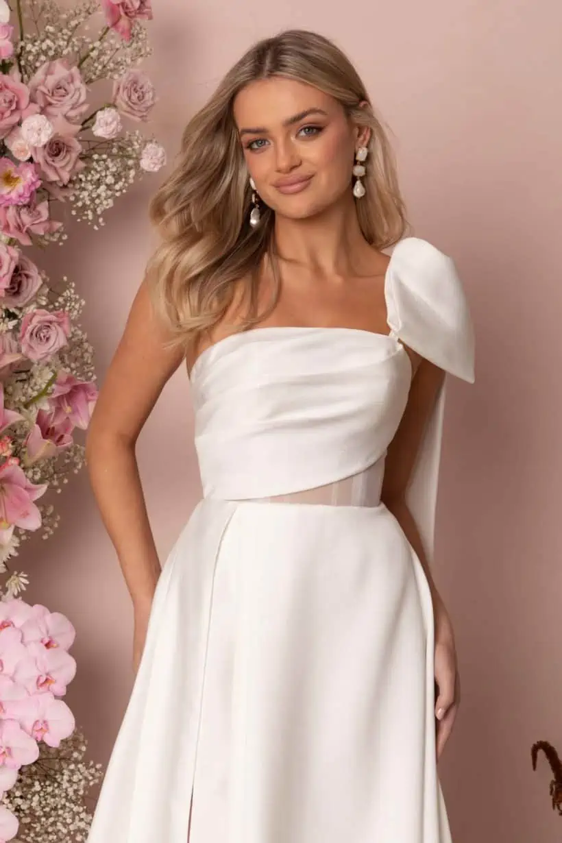 Vagány, modern,, különleges esküvői ruha a Madi Lane kollekcióból. Asszimetrikus, félvállas, A vonalú modell magasan sliccelt szoknyával. Style: Kinsley Termékfotó közelről