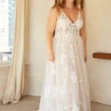 Menyasszonyi ruha plus size méretben teltkarcsú hölgyeknek. Szabása A-vonalú, tüll és csipke anyagból készült levehető puffos rövid ujjal.