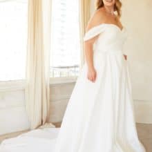 Elegáns, minimalista, 48-as méretű szatén esküvői ruha teltkarcsú menyasszonyoknak. Style: Madi Lane Curve "Keaton" Oldalról fotózva pánttal