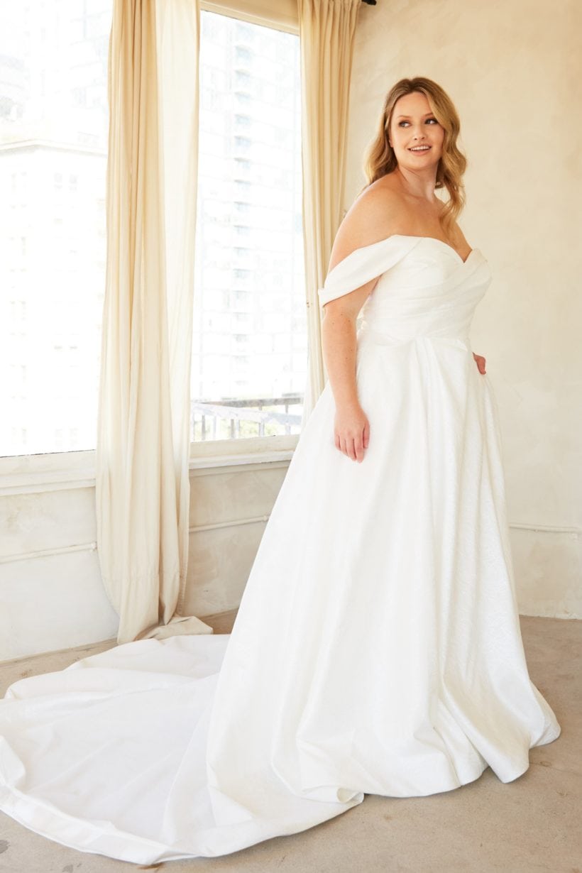 Elegáns, minimalista, 48-as méretű szatén esküvői ruha teltkarcsú menyasszonyoknak. Style: Madi Lane Curve "Keaton" Oldalról fotózva pánttal