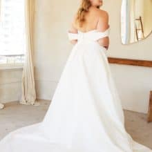 Elegáns, minimalista, 48-as méretű szatén esküvői ruha teltkarcsú menyasszonyoknak. Style: Madi Lane Curve "Keaton" Hátulról pánttal