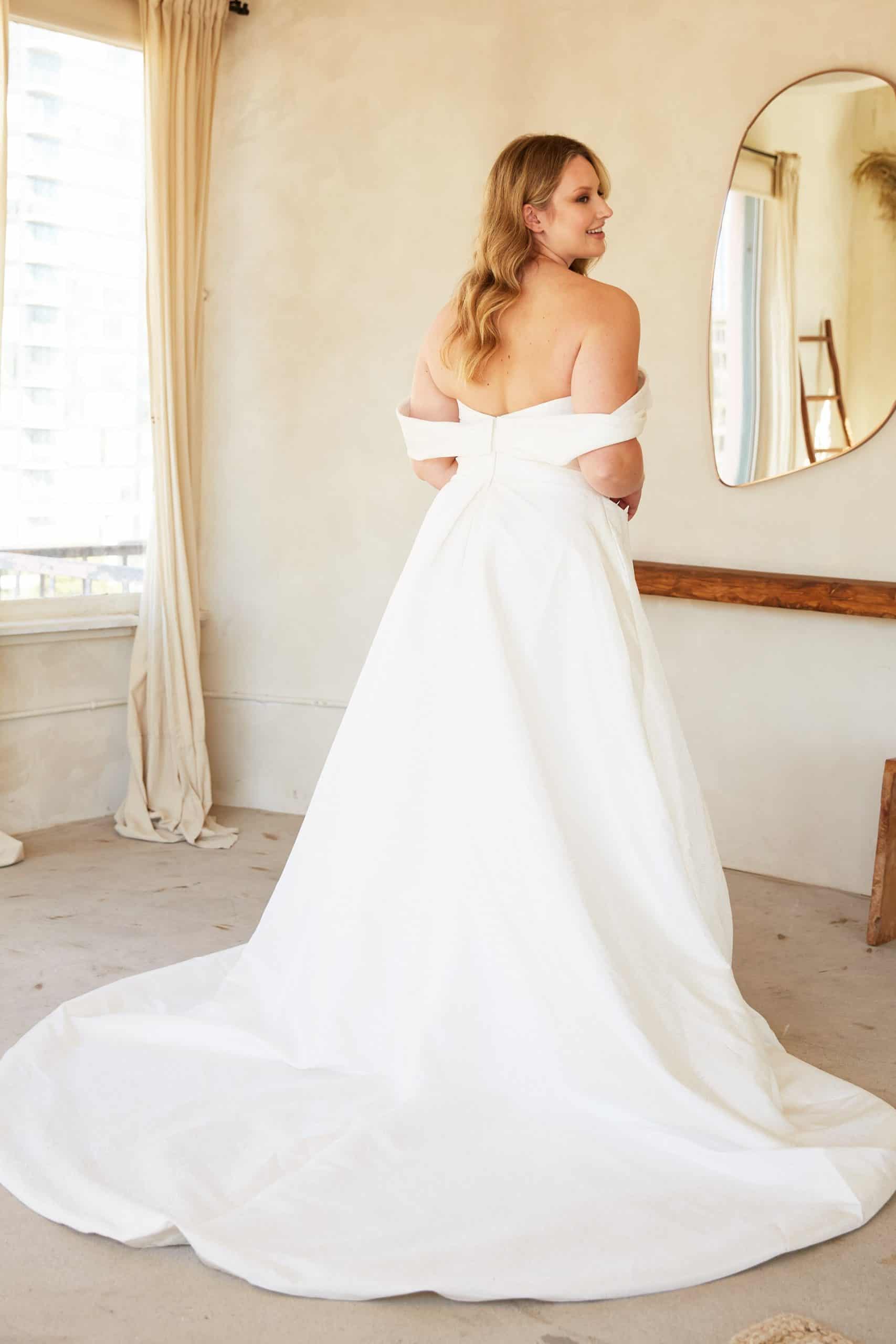 Elegáns, minimalista, 48-as méretű szatén esküvői ruha teltkarcsú menyasszonyoknak. Style: Madi Lane Curve "Keaton" Hátulról pánttal