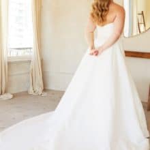 Elegáns, minimalista, 48-as méretű szatén esküvői ruha teltkarcsú menyasszonyoknak. Style: Madi Lane Curve "Keaton" Hátulról pánt nélkül