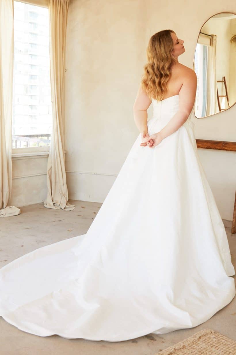 Elegáns, minimalista, 48-as méretű szatén esküvői ruha teltkarcsú menyasszonyoknak. Style: Madi Lane Curve "Keaton" Hátulról pánt nélkül