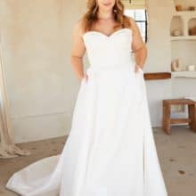 Elegáns, minimalista, 48-as méretű szatén esküvői ruha teltkarcsú menyasszonyoknak. Style: Madi Lane Curve "Keaton" Pánt nélkül elölről fotózve