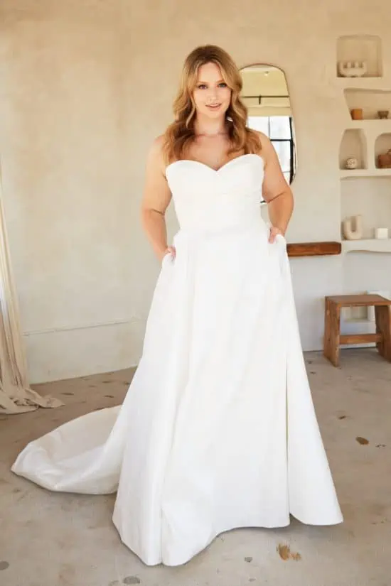 Esküvői ruha plus size méretben. Letisztult, minimalsta stílusú. Szatén agyagból készült A vonalú szabással.