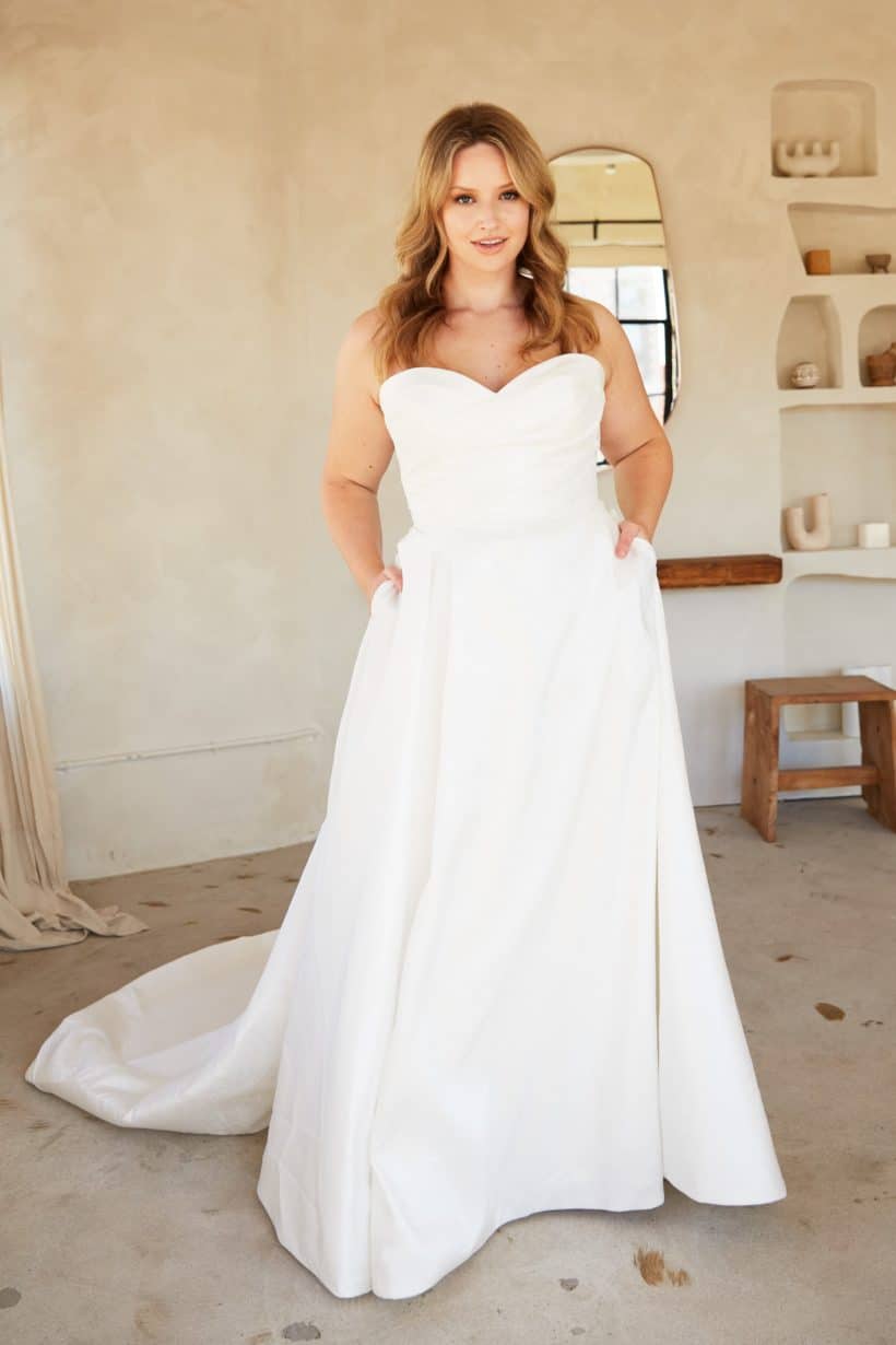 Elegáns, minimalista, 48-as méretű szatén esküvői ruha teltkarcsú menyasszonyoknak. Style: Madi Lane Curve "Keaton" Pánt nélkül elölről fotózve