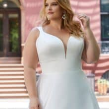 Molett menyasszonyi ruha az elegáns, minimál stílus kedvelőinek. A vonalú, vállpántos, szatén modell a Morilee kollekcióból. Style: Harlow/3374 Közelről