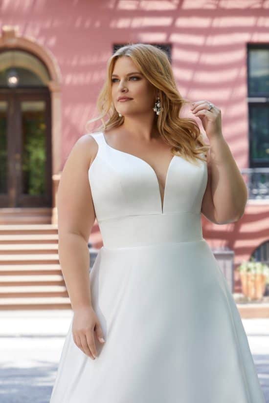 Molett menyasszonyi ruha az elegáns, minimál stílus kedvelőinek. A vonalú, vállpántos, szatén modell a Morilee kollekcióból. Style: Harlow/3374 Közelről