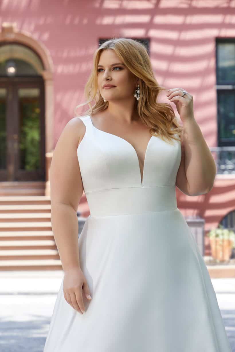 Molett menyasszonyi ruha az elegáns, minimál stílus kedvelőinek. A vonalú, vállpántos, szatén modell a Morilee kollekcióból. Style: Harlow/3374 Közelről