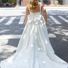 Molett menyasszonyi ruha az elegáns, minimál stílus kedvelőinek. A vonalú, vállpántos, szatén modell a Morilee kollekcióból. Style: Harlow/3374 Hátulról