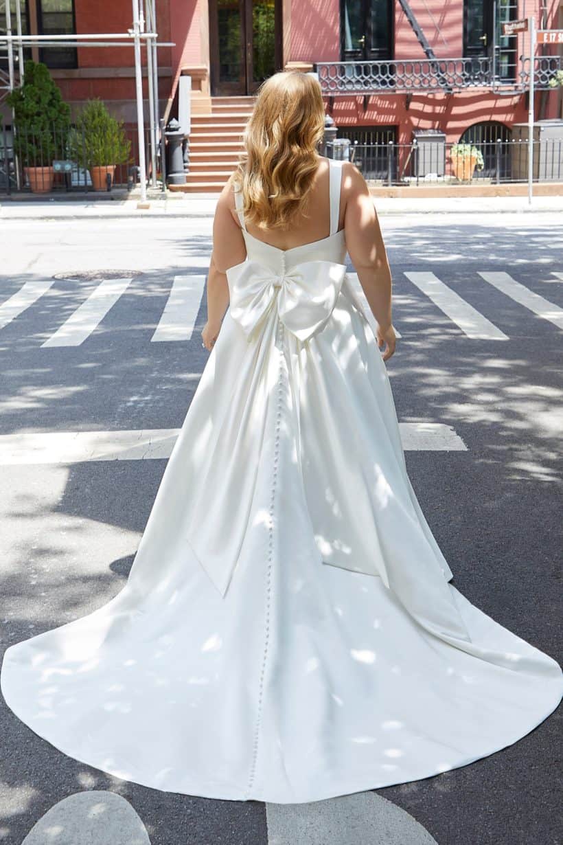 Molett menyasszonyi ruha az elegáns, minimál stílus kedvelőinek. A vonalú, vállpántos, szatén modell a Morilee kollekcióból. Style: Harlow/3374 Hátulról