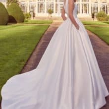 Elegáns, minimál stílusú, nagyszoknyás esküvői ruha mikádó anyagból. Magas nyakú, ujjatlan modell. Style: Ronald Joyce "Kashi" Hátulról fotózva