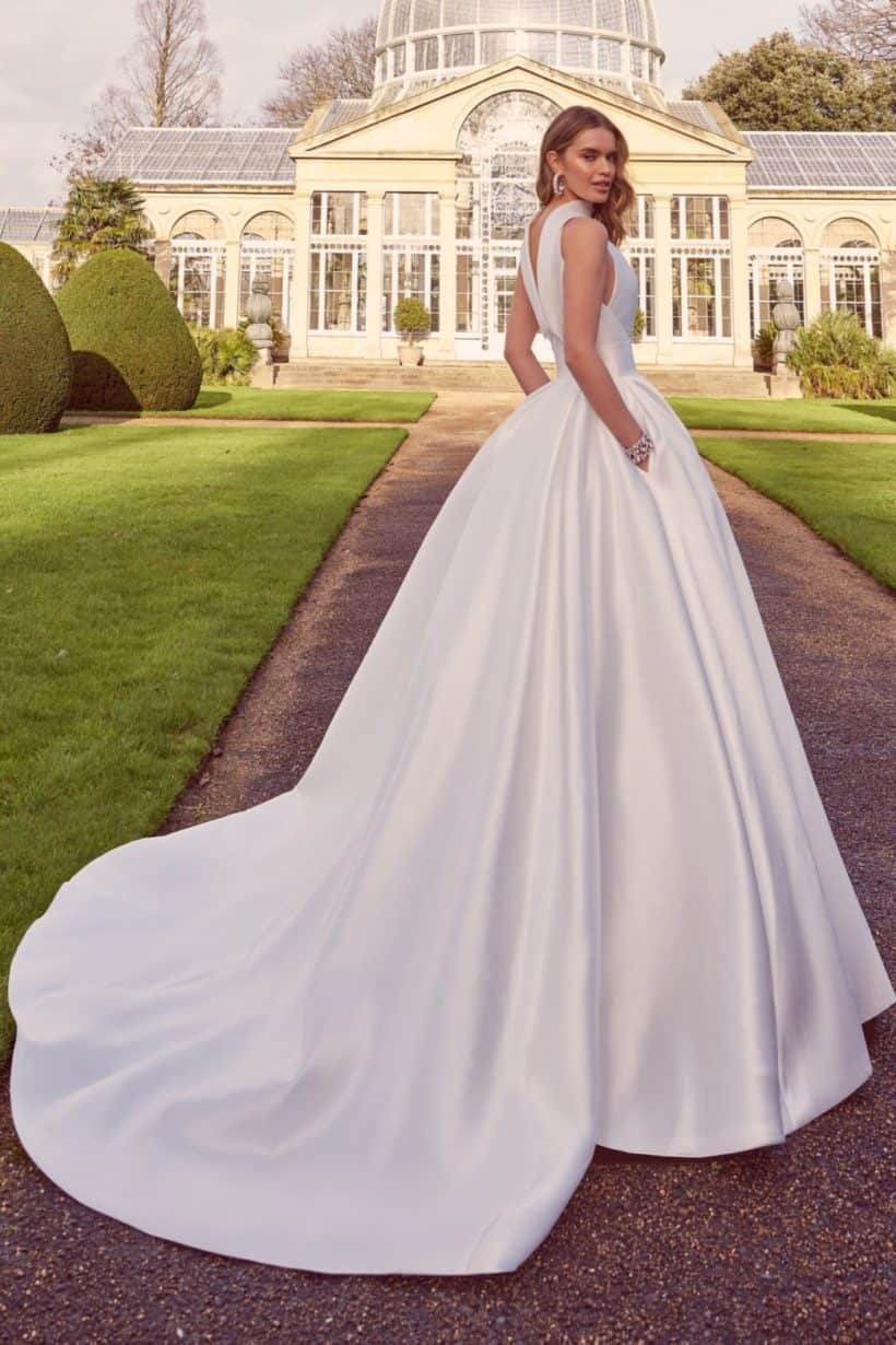 Elegáns, minimál stílusú, nagyszoknyás esküvői ruha mikádó anyagból. Magas nyakú, ujjatlan modell. Style: Ronald Joyce "Kashi" Hátulról fotózva