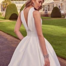 Elegáns, minimál stílusú, nagyszoknyás esküvői ruha mikádó anyagból. Magas nyakú, ujjatlan modell. Style: Ronald Joyce "Kashi" Közelről fotózva